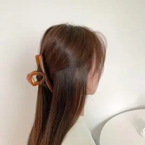 [신세계라이브쇼핑][옷자락] 여자 유광 플라스틱 톤다운 중대형 헤어 집게핀