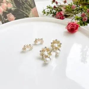 [신세계라이브쇼핑][옷자락] 여자 은침 모조개 플라워 진주 드롭 스터드 예쁜 귀걸이