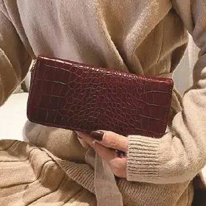 [하프클럽/]고급스러운 악어무늬 엠보 여성 지갑 클러치