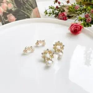 [옷자락]여자 은침 모조개 플라워 진주 드롭 스터드 예쁜 귀걸이
