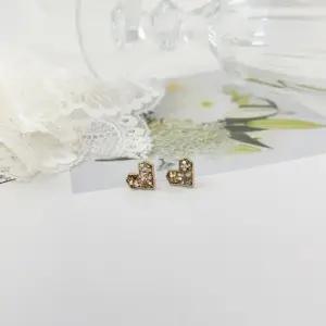 [옷자락]여자 사계절 화사한 골드 자개 트윙클 하트 은침 귀걸이