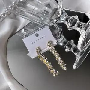 [옷자락]여자 데이트룩 하객룩 우아한 큐빅 롱 귀걸이