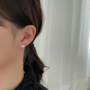 [옷자락]여자 트렌디 사계절 반달 원석 써지컬스틸 피어싱