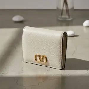 MUST IT_ 가라바니] 여성 시그니처 V로고 반지갑3W2P0R39 SNP I16