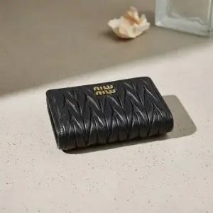 MUST IT_FW25 여성 스몰 마테라쎄 반지갑5MV204 AF6Q F0201