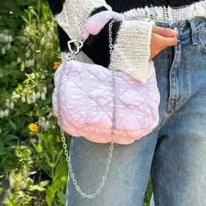 미니 퀼팅백 지퍼클로징 하트 카라비너 체인 크로스백