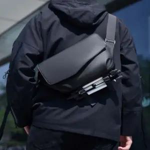 남성 시크한 블랙 하드쉘 슬링백 크로스백 여행힙색 데일리가방