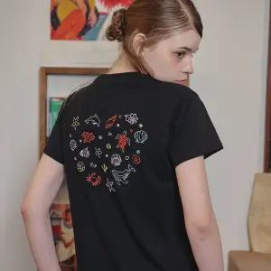 오션 러브 크롭 반팔티 블랙