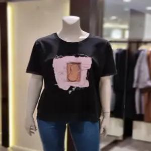 [트리아나] 소고 메탈프린트포인트 라운드티셔츠AJ2TA13