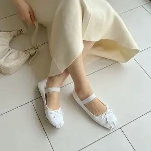 [하프클럽/]라운드 새틴 셔링 리본 장식 메리제인 플랫