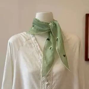 [애슬릿] 삼각 스카프 여성 봄 간절기 꽃 자수 미니 쁘띠 목