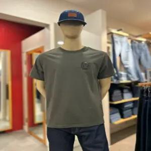 [리바이스] 리바이스 남성 자수로고 반팔 티셔츠 (16143-2448)