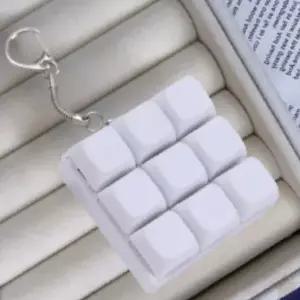 키보드 키캡 모양 아홉 개 버튼 구조 열쇠 고리 가방 장식 액세서리 화이트 색상