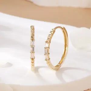 갤러리아 [비앤비골드] 18K 볼륨 스터드 바게트 큐빅 원터치 링귀걸이 L 한쌍