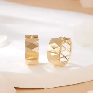 갤러리아 [비앤비골드] 18K 볼륨 삼각 다이아컷 원터치 링 귀걸이 한쌍 MNE4250