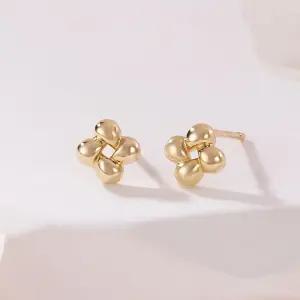 갤러리아 [비앤비골드] 18K 물방울 크로스 플라워 침귀걸이 한쌍 MNE42486