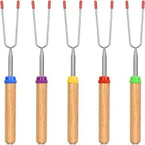 마시멜로 핫도그 캠핑용 회전식 로스팅 스틱 5팩 나무 손잡이가 달린 30인치 길이의 금속으로 연장 가능한