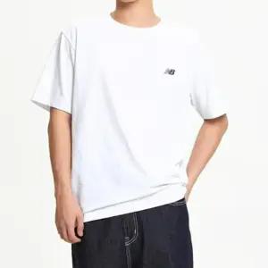 뉴발란스 자수로고 반팔 티셔츠 남녀공용 NBNEF21403