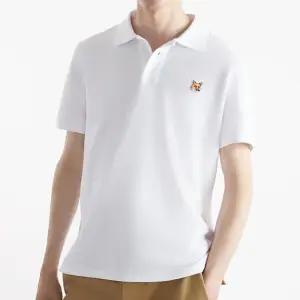 메종키츠네 폭스헤드 옐로우 로고 패치 카라 반팔 티셔츠 LM00208KJ7002