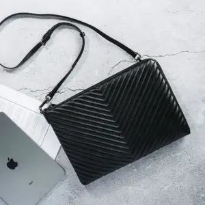 가죽 핸들 클러치백 크러스 여성 가방 블랙