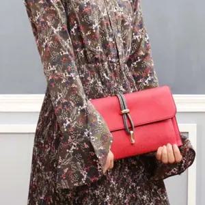 여성 시크한 레드 클러치백 결혼식 하객룩 코디