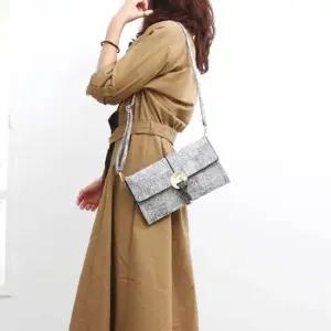 럭셔리 클러치백 모던 크로스백 트랜디 여성 하객룩