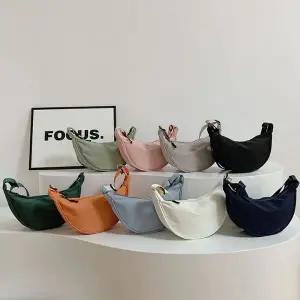 [하프클럽/]컬러 하프문 크로스백 심플 데일리 반달 여성가방