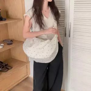 반달 빅사이즈 어깨 도트 보조가방 여성 크로스백 반달크로스백 데일리외출가방