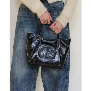 [NS홈쇼핑][헤지스ACC] HIBA6E529BK 시그니처 H 블랙 토트겸 숄더백 M[35122990]