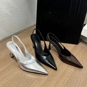 [하프클럽/] 비비드 스틸레토 미들 메리제인 슬랭백 힐 0312