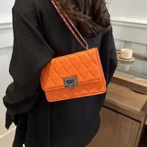 빈티지 엠보싱 퀼팅 크로스 핸드백 여성패션 스퀘어 크로스백 체인 DL5