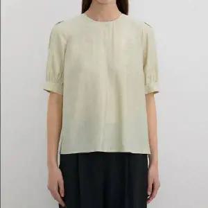 [롯데백화점]리스트 라운드넥 베이직 블라우스(TWWBLP62040)