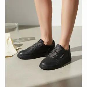 오트리 메달리스트 로우 레더 가죽 스니커즈 단화 AULM SG16