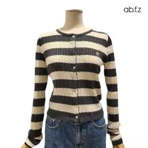 [롯데백화점]abfz 스트라이프 꽈베기 숏 긴팔 니트 가디건 APZ5HY34G