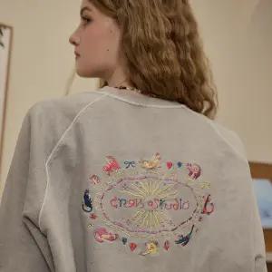 캣 스티치 레글런 피그먼트 맨투맨 고스트그레이