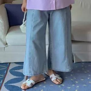 MADE 피넛진 데일리핏 연청 절개 와이드 크롭 데님 (one color)