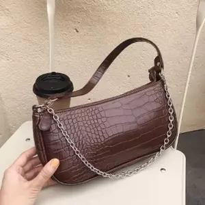 [다잇템]여자 데이트룩 오피스 뱀피 미니 숄더백