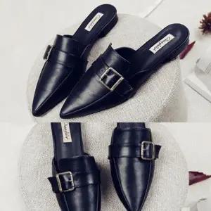 [옷자락]여자 뾰족코 버클 스트랩 심플 가죽 뮬 블로퍼