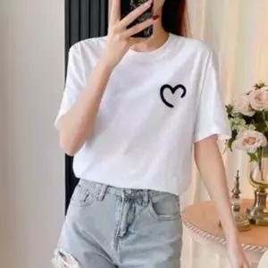 여자 청바지 코디 여름 데일리 라운드 반팔 티셔츠 하트 프린팅 면티