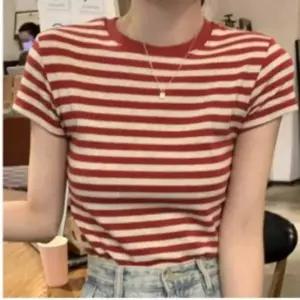 여성 대학생 캠퍼스룩 여름 스트라이프 반팔 티셔츠 줄무늬 면티