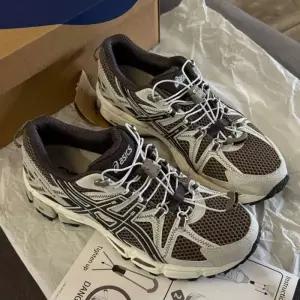 [정품] 아식스 젤 카하나 8 FL 운동화 브라운 블랙 1012B634-200 1011B828-201