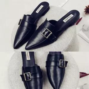 여자 뾰족코 버클 스트랩 심플 가죽 뮬 블로퍼