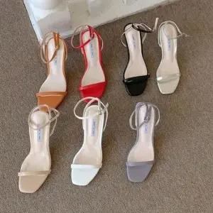 버클샌들 무지 스트랩 스퀘어 토 하이굽 샌들힐 구두 시크