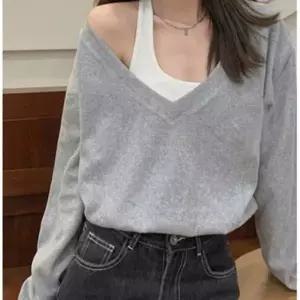 여성 언발 오프숄더 V넥 세미 크롭 긴팔티 루즈핏 1P 스트릿 패션 티셔츠