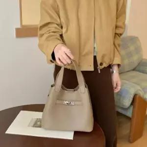 크로스백 은장 버클 레더 여성 핸드백