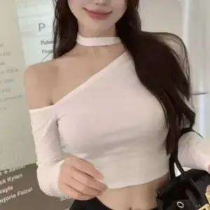 여성 언팔 오프숄더 초커 크롭 긴팔티 1P 간절기 포인트 티셔츠 데이트룩