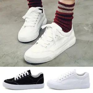 여자 착용 일상룩 캐쥬얼 코지 스니커즈