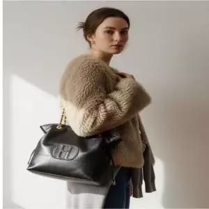 [NS홈쇼핑][헤지스ACC] HIBA6E555BK 시그니처 H 포인트 레더 드로우 숄더백 L[35656997]