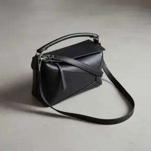 로에베 MUST IT_SS26 여성 스몰 퍼즐 엣지 숄더백A510P60XAC 1100