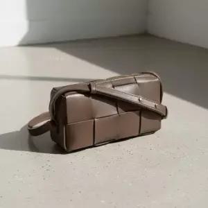 보테가베네타 MUST IT_여성 인트레치아토 카세트 미니 크로스백755031 VCQC4 2560